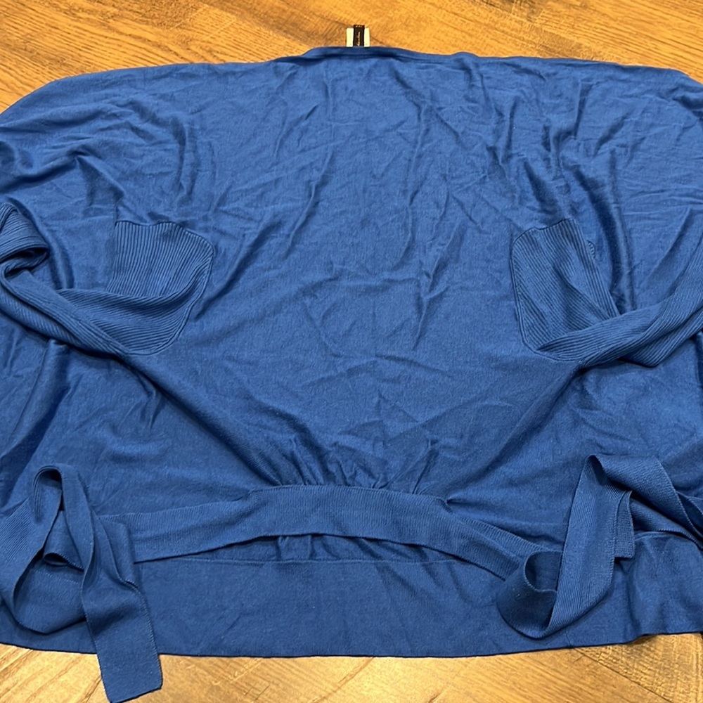 BCBG chal/cape - Picture 4 of 4
